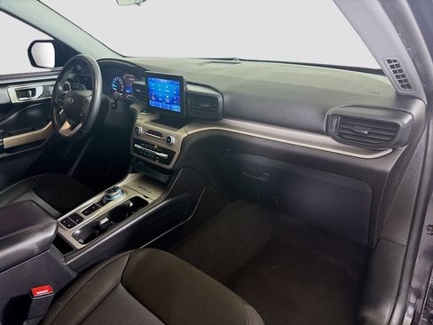 Used 2022 Ford Explorer XLT image 30