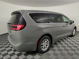 New 2025 Chrysler Pacifica Select image 4