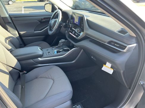 New 2024 Toyota Highlander FWD image 32
