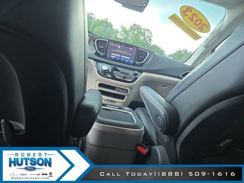 Used 2023 Chrysler Pacifica Touring-L FWD image 22