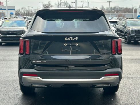 Used 2024 Kia Sorento S image 6
