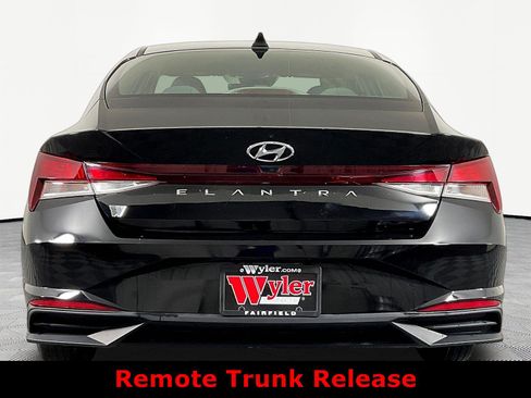 Used 2022 Hyundai Elantra SE FWD image 5