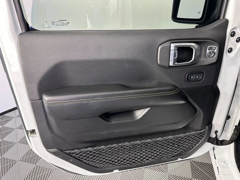 Used 2024 Jeep Wrangler Unlimited Sahara image 23