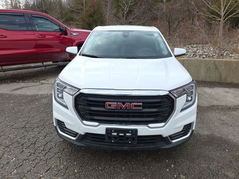 Used 2024 GMC Terrain SLE image 2