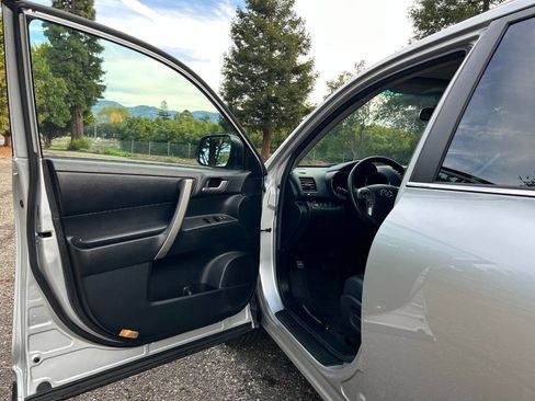 Used 2013 Toyota Highlander SE image 23