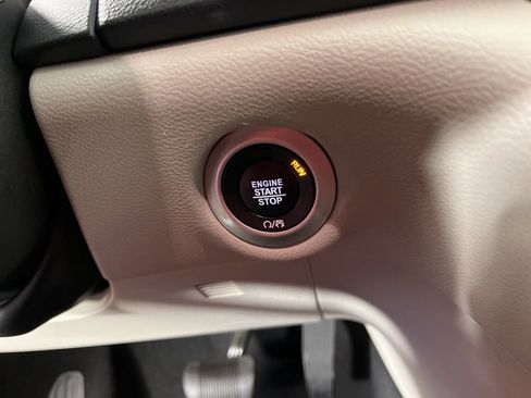 Used 2024 Chrysler Pacifica Touring-L image 34