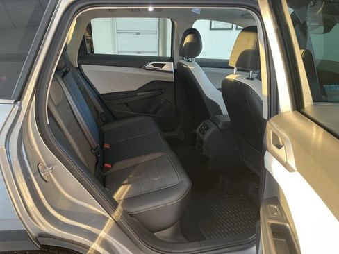 Certified 2025 Volkswagen Taos SE w/ Panoramic Sunroof Package image 10