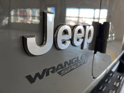 Used 2019 Jeep Wrangler Sport image 14