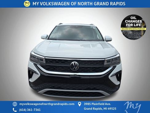 Used 2023 Volkswagen Taos SE FWD image 3