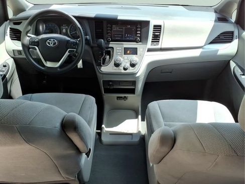 Used 2020 Toyota Sienna L FWD image 21