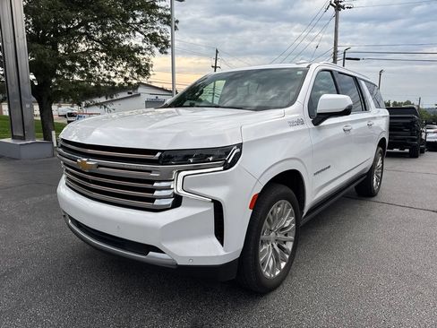 Used 2023 Chevrolet Suburban High Country w/ Premium Package 2 AWD/4WD image 3