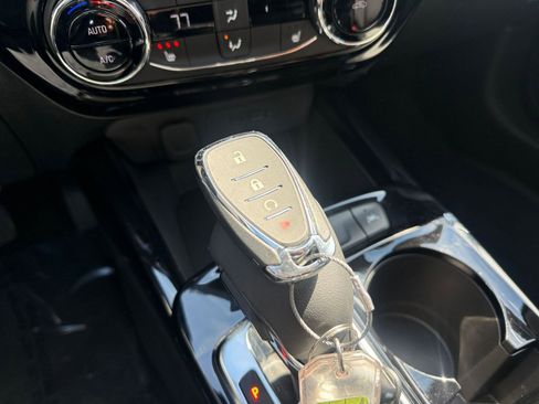 Used 2025 Chevrolet Trax LT w/ LT Convenience Package image 21