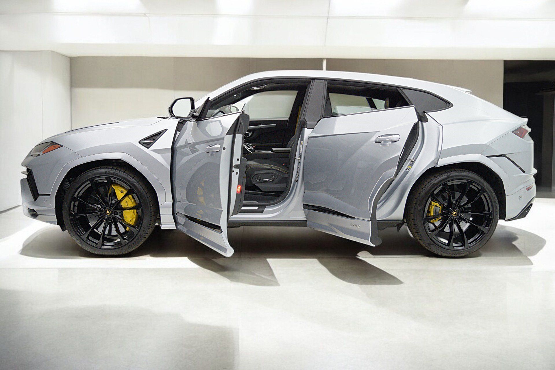 Used 2023 Lamborghini Urus S AWD/4WD image 4