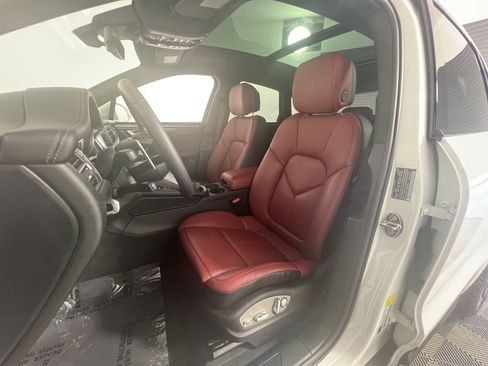Certified 2026 Porsche Macan AWD/4WD image 5