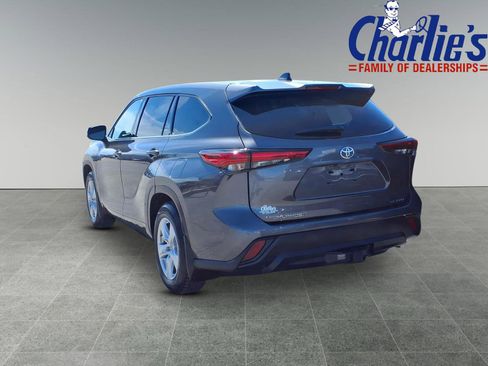 Used 2022 Toyota Highlander LE AWD/4WD image 5