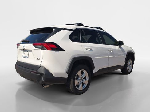 Used 2020 Toyota RAV4 XLE w/ Convenience Package FWD image 3