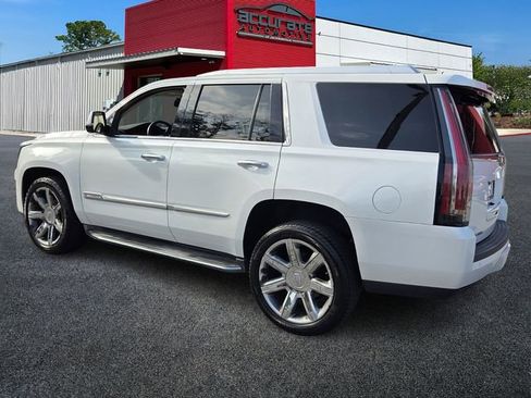 Used 2016 Cadillac Escalade Luxury image 3