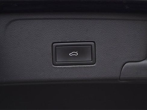 Certified 2022 Volkswagen Atlas Cross Sport SE image 25