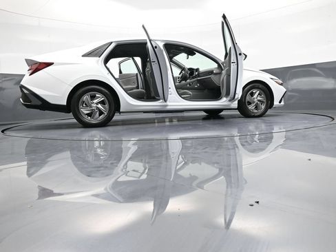 Certified 2025 Hyundai Elantra SE w/ Cargo Package FWD image 47
