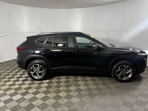 Used 2025 Chevrolet Trax LT image 4