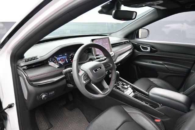 Used 2025 Jeep Compass Trailhawk AWD/4WD image 16