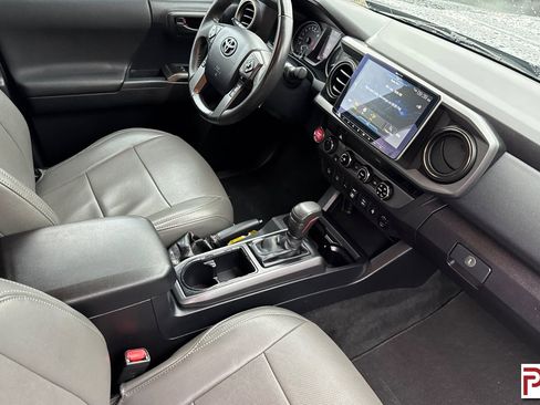 Used 2018 Toyota Tacoma TRD Sport w/ Technology Package image 18