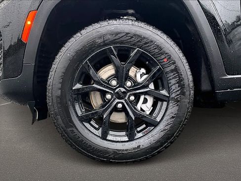 New 2025 Jeep Grand Cherokee Altitude image 8