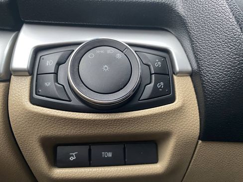 Used 2017 Ford Explorer XLT w/ Equipment Group 202A AWD/4WD image 37