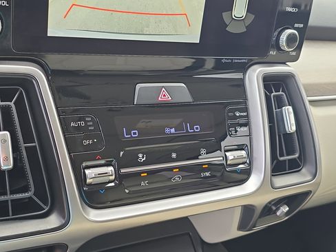 Certified 2022 Kia Sorento S w/ Panoramic Sunroof Package AWD/4WD image 26