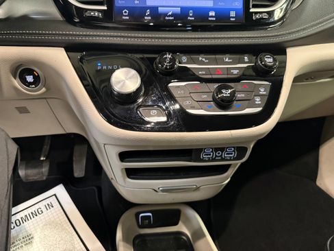 Certified 2024 Chrysler Pacifica Touring-L AWD/4WD image 40