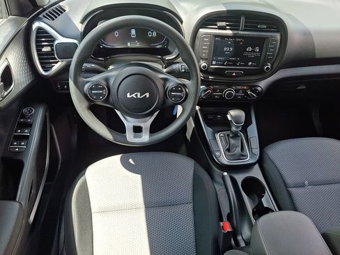 Used 2025 Kia Soul LX w/ LX Technology Package FWD image 11