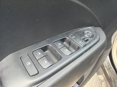 Used 2023 Hyundai Venue SEL FWD image 12