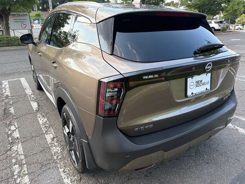 Used 2025 Nissan Kicks SR w/ SR Premium Package AWD/4WD image 8