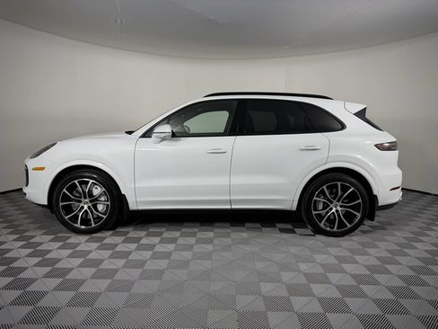Used 2022 Porsche Cayenne Turbo image 2