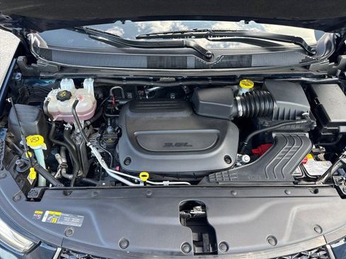 Used 2023 Chrysler Pacifica Touring-L AWD/4WD image 40