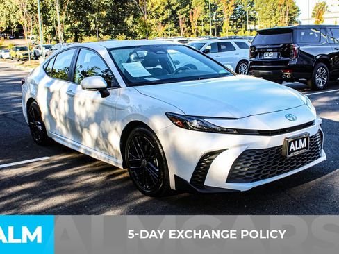 Used 2025 Toyota Camry SE image 4