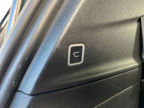 Used 2025 Chrysler Pacifica Limited image 24