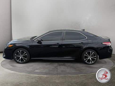 Used 2020 Toyota Camry SE w/ Carpet Mat Package FWD image 4