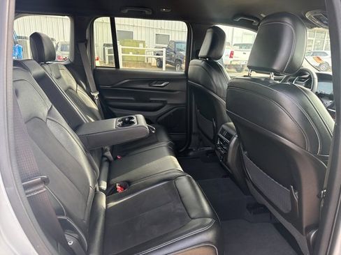 Used 2024 Jeep Grand Cherokee Altitude image 8