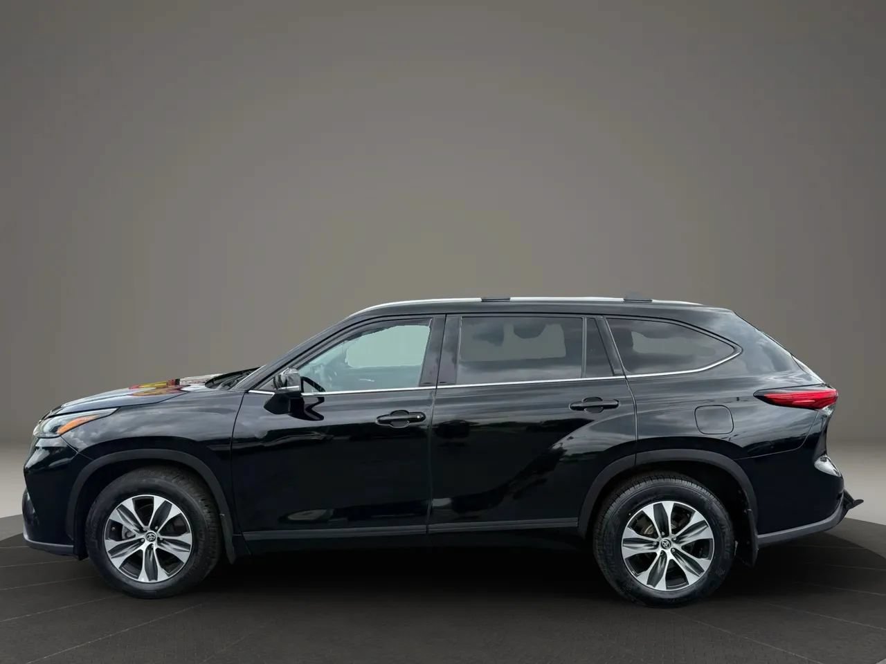 Used 2021 Toyota Highlander XLE AWD/4WD image 10