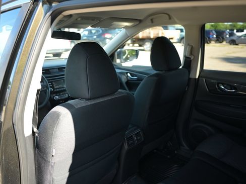 Used 2017 Nissan Rogue SV AWD/4WD image 33