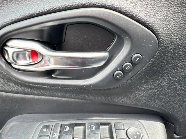 Used 2019 Jeep Cherokee Limited AWD/4WD image 16