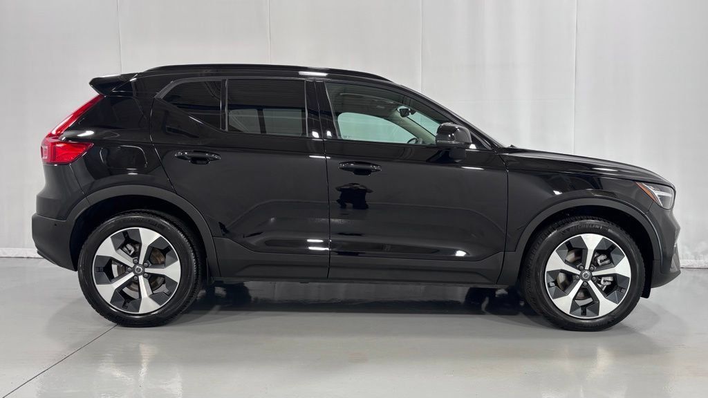 Certified 2026 Volvo XC40 B5 Plus AWD/4WD image 5