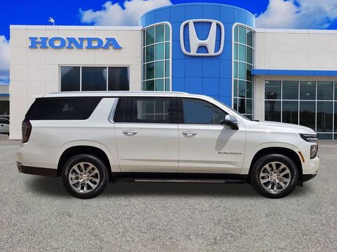 Used 2025 Chevrolet Suburban Premier RWD image 2
