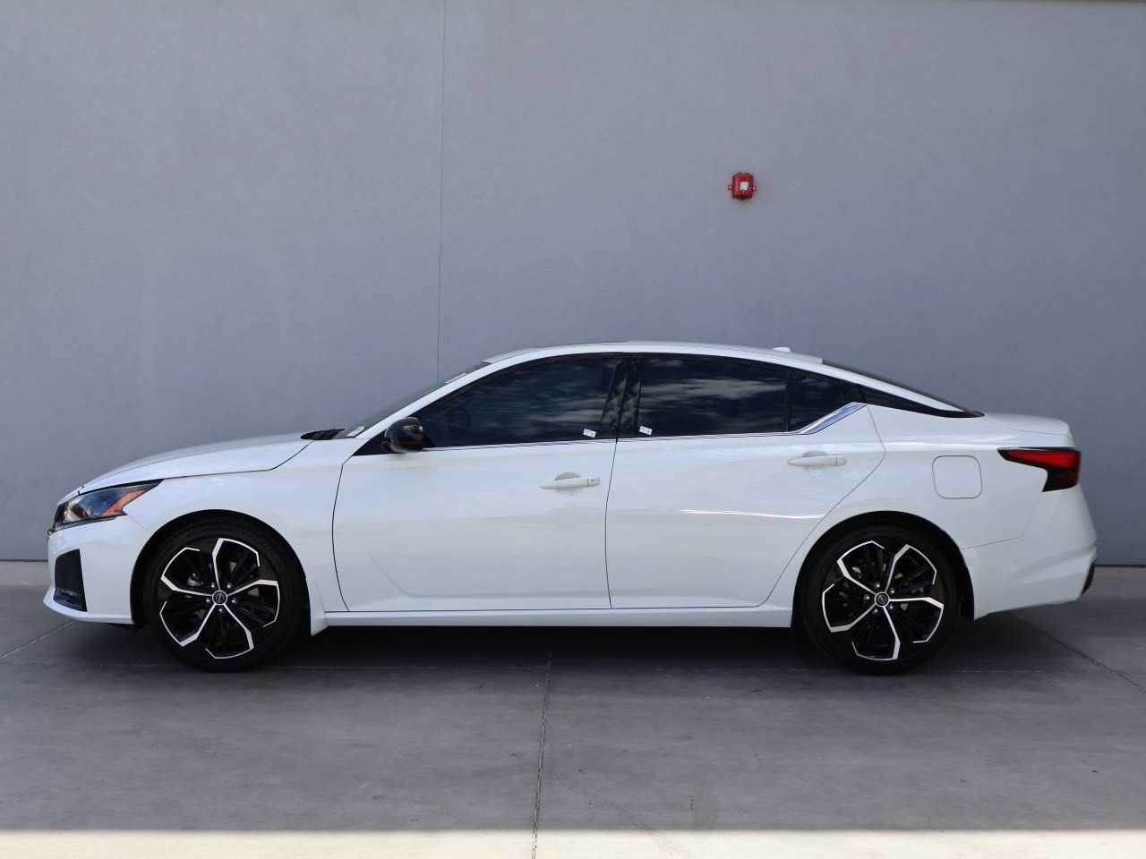 Used 2023 Nissan Altima 2.5 SR w/ SR Premium Package FWD image 2