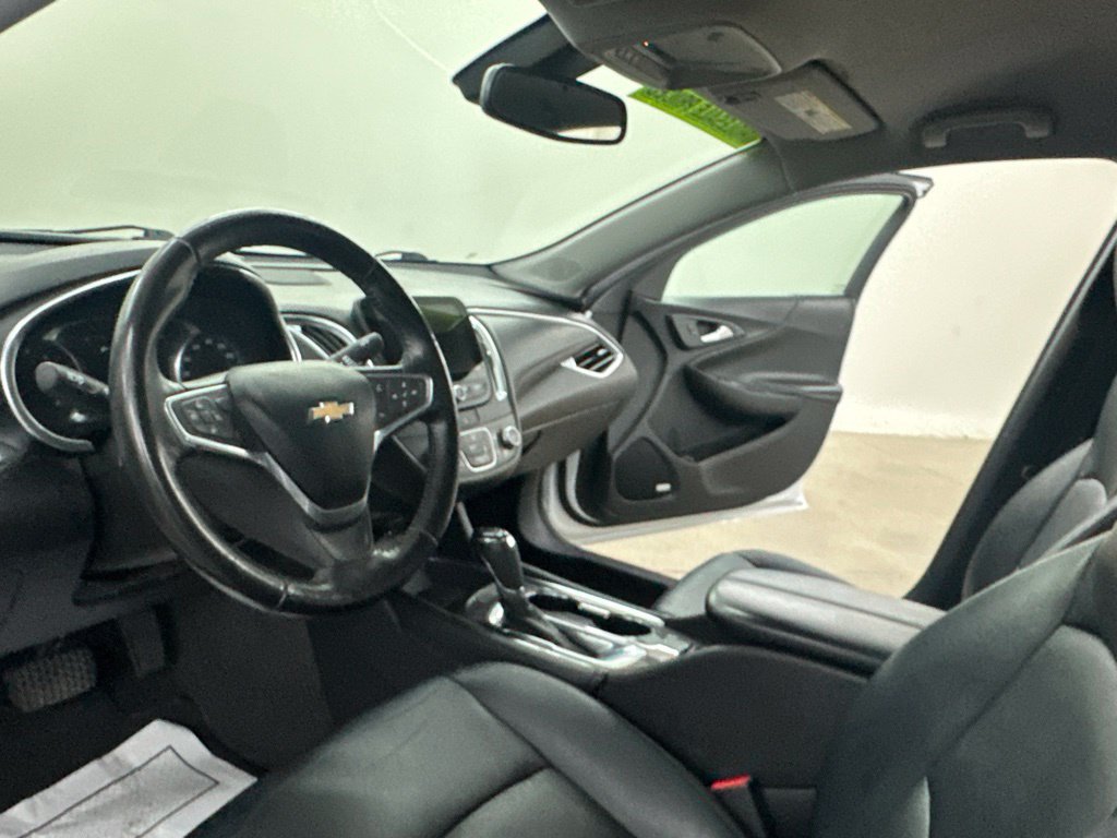 Used 2018 Chevrolet Malibu LT w/ Leather Package FWD image 34