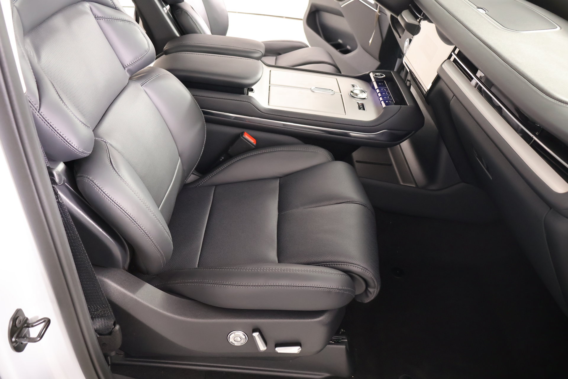 New 2026 Lincoln Navigator Premiere AWD/4WD image 14
