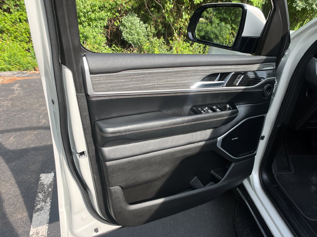 Used 2022 Jeep Wagoneer Series III AWD/4WD image 11