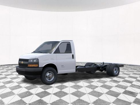New 2026 Chevrolet Express 4500 Extended w/ Power Convenience Package RWD image 6