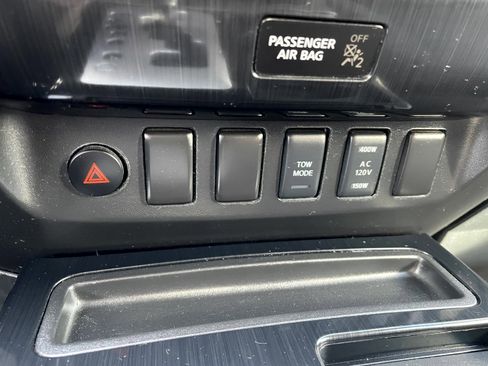 Used 2015 Nissan Titan SV w/ SV Value Truck Package image 19